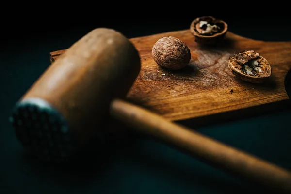 Ein Blick Von Oben Auf Das Walnussbrechen Mit Dem Holzhammer — Stockfoto