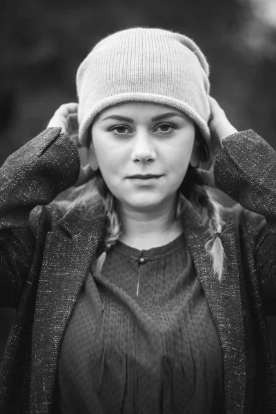 Een Grijsgewijs Portret Van Een Blonde Jongedame Met Een Hoed — Stockfoto