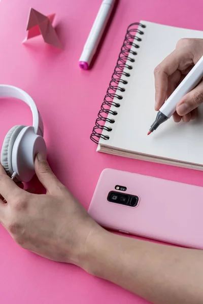 Marcadores Mano Con Cuaderno Auriculares Teléfono Origami Cisne Sobre Fondo — Foto de Stock