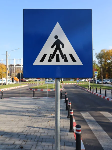 Een Verticaal Schot Van Wandelende Persoon Teken Weg Voetgangersweg Blauw — Stockfoto