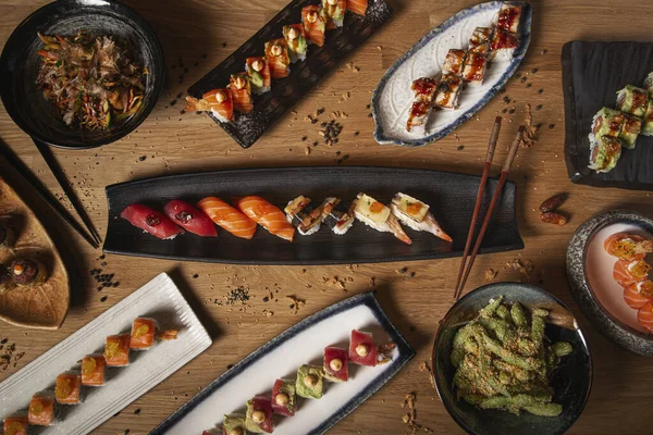 Överblick Över Mängd Sushi Nigiri Sashimi Yakisoba Och Edamame Restaurang — Stockfoto