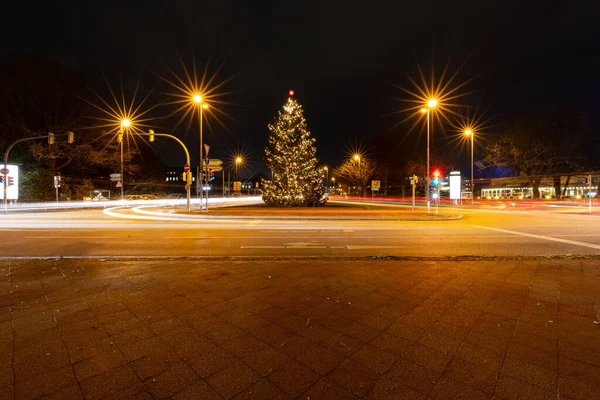 Uma Bela Árvore Natal Decorada Meio Uma Praça Cidade — Fotografia de Stock