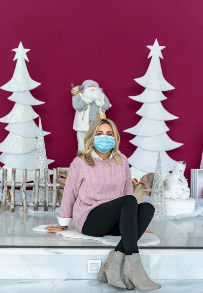 Een Blanke Vrouw Met Een Medisch Masker Kerstversieringen Het Concept — Stockfoto