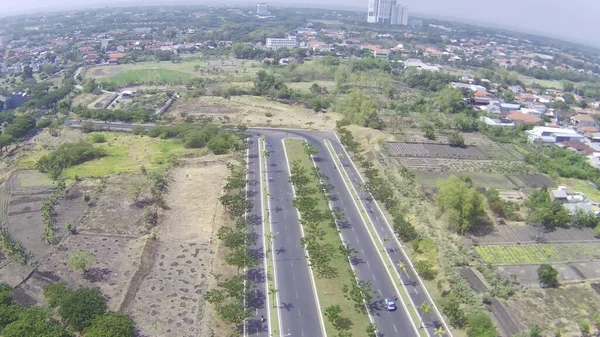 舗装されたアスファルト道路や都市の建物の空中ショット — ストック写真