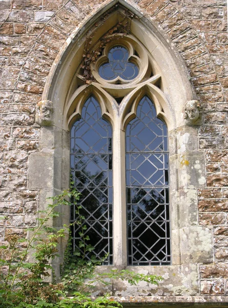 Exterior Rural English Church Window Stone Interesting Carved Heads Supporting — Stock Photo, Image