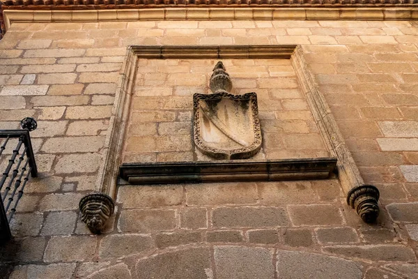 Nízký Úhel Záběru Starého Heraldického Štítu Umístěného Starém Městě Caceres — Stock fotografie