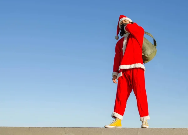 Jeune Homme Caucasien Portant Costume Père Noël Masque Médical Concept — Photo