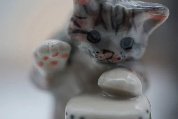 在模糊的背景下拍摄的陶瓷猫的特写 — 图库照片
