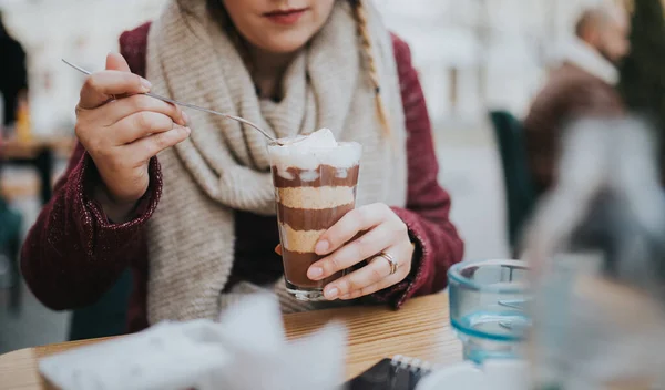 Hermoso Retrato Una Chica Bonita Comiendo Postre Chocolate Taza Cafetería —  Fotos de Stock