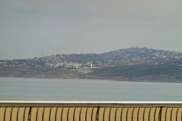 Colpo Orizzontale Del Mare Ponte Sullo Sfondo Delle Montagne Con — Foto Stock