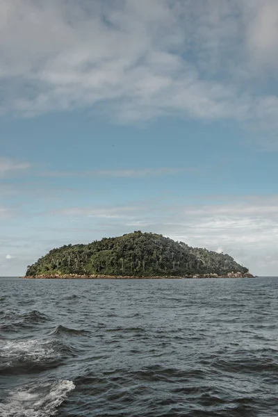 Una Toma Fascinante Isla Ilha Feia Rodeada Océano — Foto de Stock