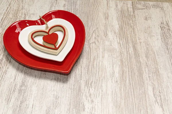 Κόκκινες Και Άσπρες Πλάκες Σχήμα Καρδιάς Στο Ξύλινο Φόντο — Φωτογραφία Αρχείου