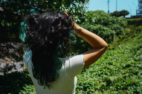 Primer Plano Una Mujer Lanzando Pelo Rizado Con Reflejos Verdes — Foto de Stock