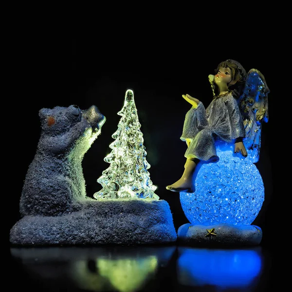 Egy Közelkép Karácsonyfáról Egy Angyal Miniatűr Fekete Háttérrel — Stock Fotó