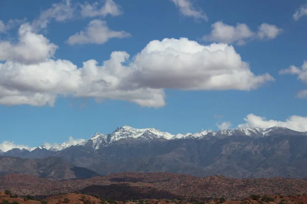 눈덮인 산맥과 구름으로 뒤덮인 아름다운 — 스톡 사진