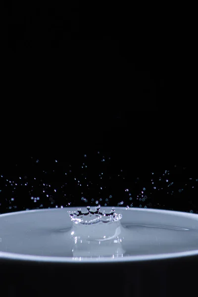 Вертикальний Знімок Краплі Води Падає Чорний Фон — стокове фото