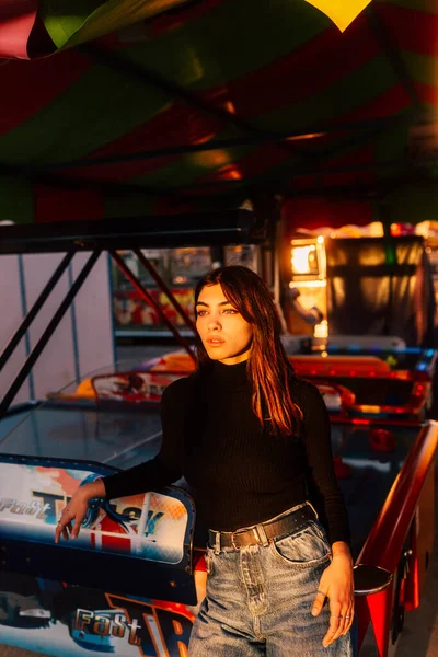 Uma Linda Menina Caucasiana Vestindo Uma Gola Preta Posando Parque — Fotografia de Stock