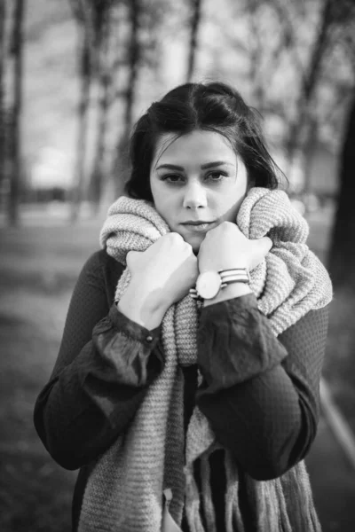 Een Grijswaarden Portret Van Een Brunette Jongedame Met Een Sjaal — Stockfoto