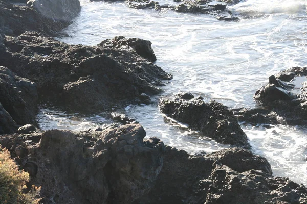 Närbild Bild Vacker Stenig Kust Havet Med Vitt Vågvatten — Stockfoto