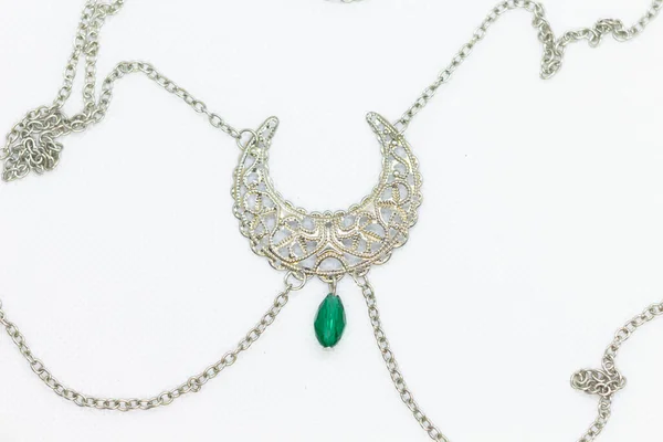 Primer Plano Hermoso Collar Plata Con Piedra Preciosa Verde —  Fotos de Stock