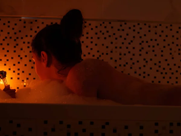 Mujer Asomando Cabeza Fuera Espuma Dentro Bañera Tomando Baño Relajante — Foto de Stock