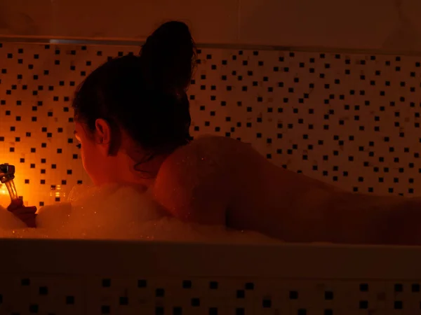 Femme Sortant Tête Mousse Intérieur Baignoire Prenant Bain Relaxant Décoré — Photo