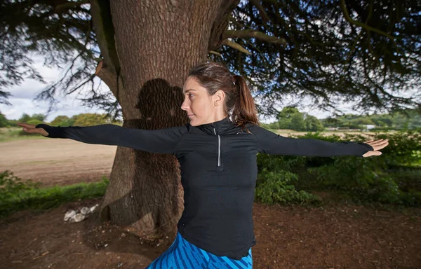 Una Mujer Ropa Deportiva Estirándose Haciendo Ejercicios Yoga Pilates Una — Foto de Stock