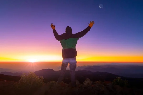 Piękne Ujęcie Mężczyzny Podnoszącego Ręce Obliczu Wulkanu Pico Orizaba Meksyku — Zdjęcie stockowe