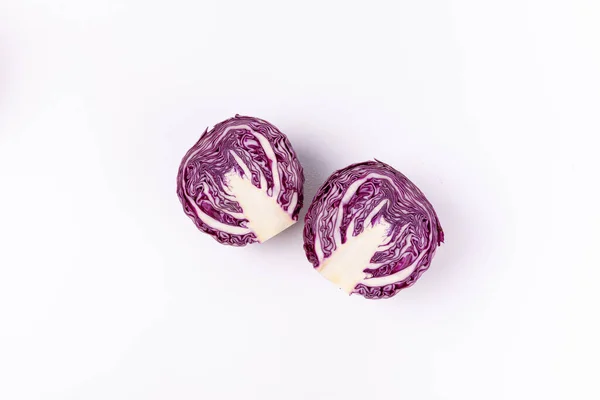 Zwei Hälften Rotkohl Isoliert Auf Weißem Hintergrund — Stockfoto