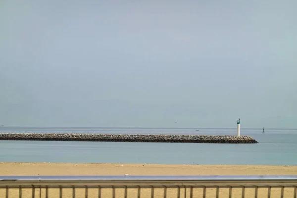 海岸近くのボートと海の石の島の水平ショット — ストック写真