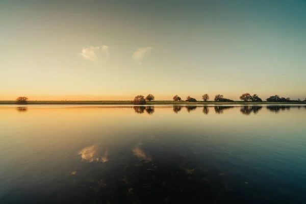 Reflexo Das Árvores Canal Através Walcheren Holanda Durante Pôr Sol — Fotografia de Stock
