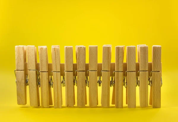 Detailní Záběr Dřevěných Kolíků Žlutém Pozadí Kopírovacím Prostorem — Stock fotografie