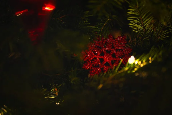 Close Decorações Árvore Natal Com Algumas Luzes Bokeh — Fotografia de Stock