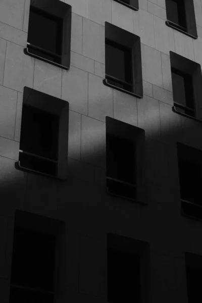 Tiro Preto Branco Fachada Edifício Moderno Luz Sol — Fotografia de Stock