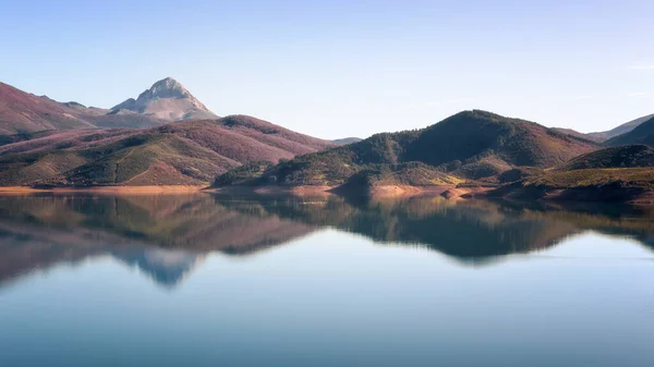 Krásný Záběr Řeku Pohoří Modrém Pozadí Oblohy — Stock fotografie