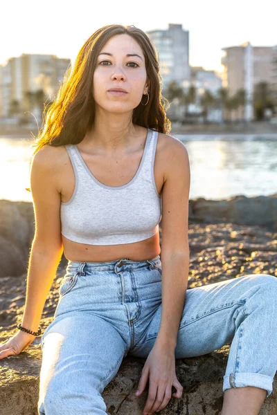 Uma Foto Vertical Foco Raso Uma Morena Caucasiana Uma Praia — Fotografia de Stock