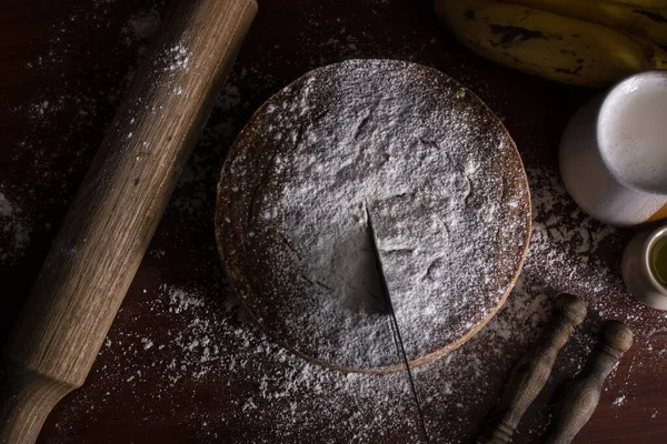 Una Torta Banana Rotonda Fatta Casa Con Zucchero Polvere — Foto Stock