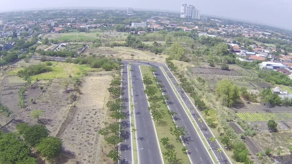 Una Toma Aérea Una Carretera Asfaltada Pavimentada Edificios Urbanos Ciudad —  Fotos de Stock