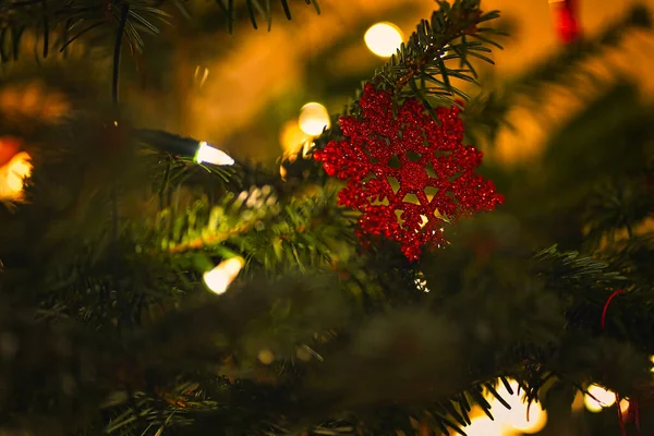 Primo Piano Decorazioni Dell Albero Natale Con Alcune Luci Bokeh — Foto Stock