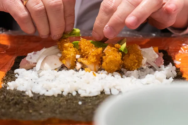 おいしい寿司料理の準備のクローズアップショット — ストック写真