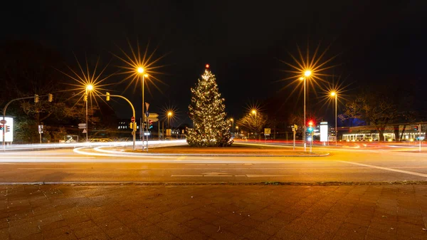 Uma Bela Árvore Natal Decorada Meio Uma Praça Cidade — Fotografia de Stock