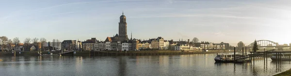 从伊塞尔河对岸看荷兰汉萨中世纪城市德文郡的全景 — 图库照片