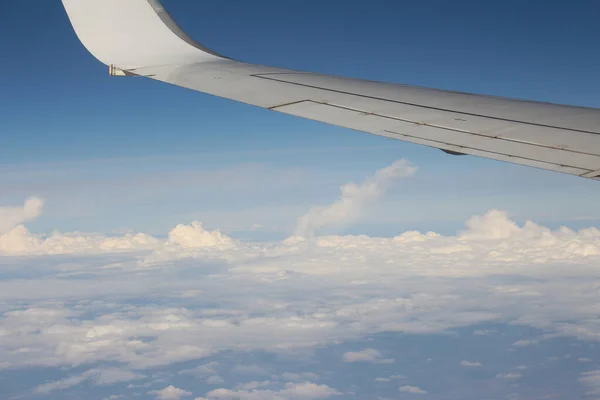 曇った空を飛ぶ飛行機の翼 — ストック写真