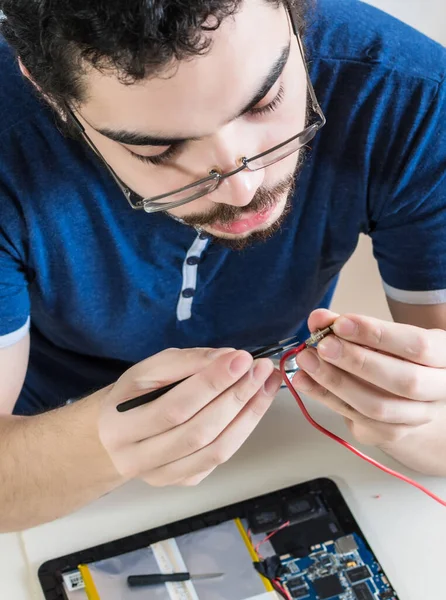 Reparador Computadores Que Repara Componentes Dispositivo Electrónico — Fotografia de Stock