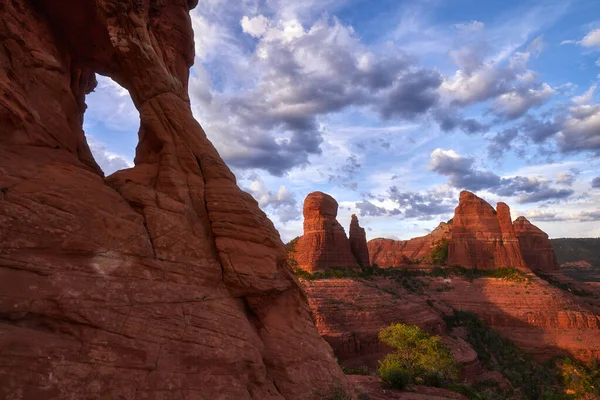 Skalnaté Okno Červené Skalní Útvary Malebném Pozadí Oblohy Mitten Ridge — Stock fotografie