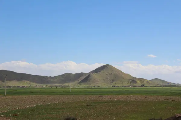 Een Landschappelijk Uitzicht Met Glooiende Grasheuvels Onder Een Prachtig Wolkenlandschap — Stockfoto