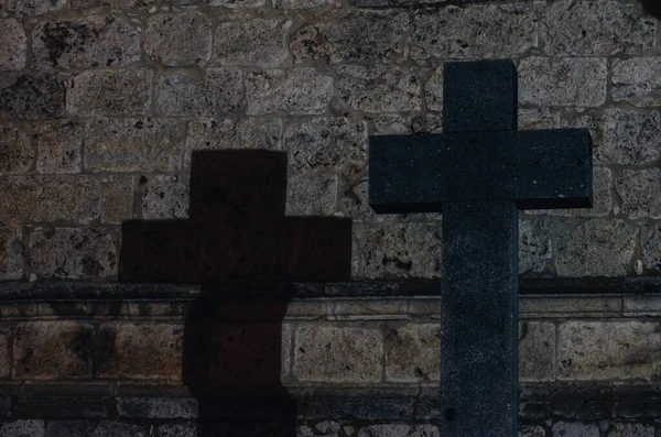 Крупный План Черного Каменного Креста Фоне Тени Стене — стоковое фото