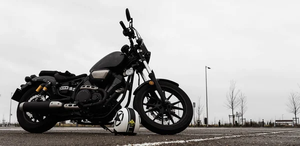 Černá Bílá Koule Poblíž Černé Motocyklu — Stock fotografie