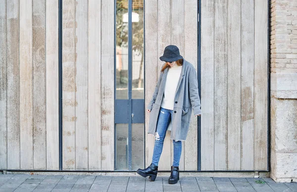 Una Hermosa Chica Caucásica Vestida Con Una Chaqueta Gris Suéter — Foto de Stock