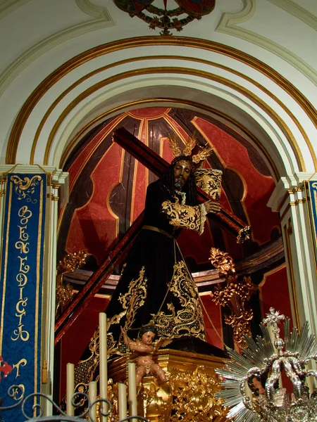 Primer Plano Una Iglesia Decorada Con Estatua Jesús Cruz Espalda — Foto de Stock